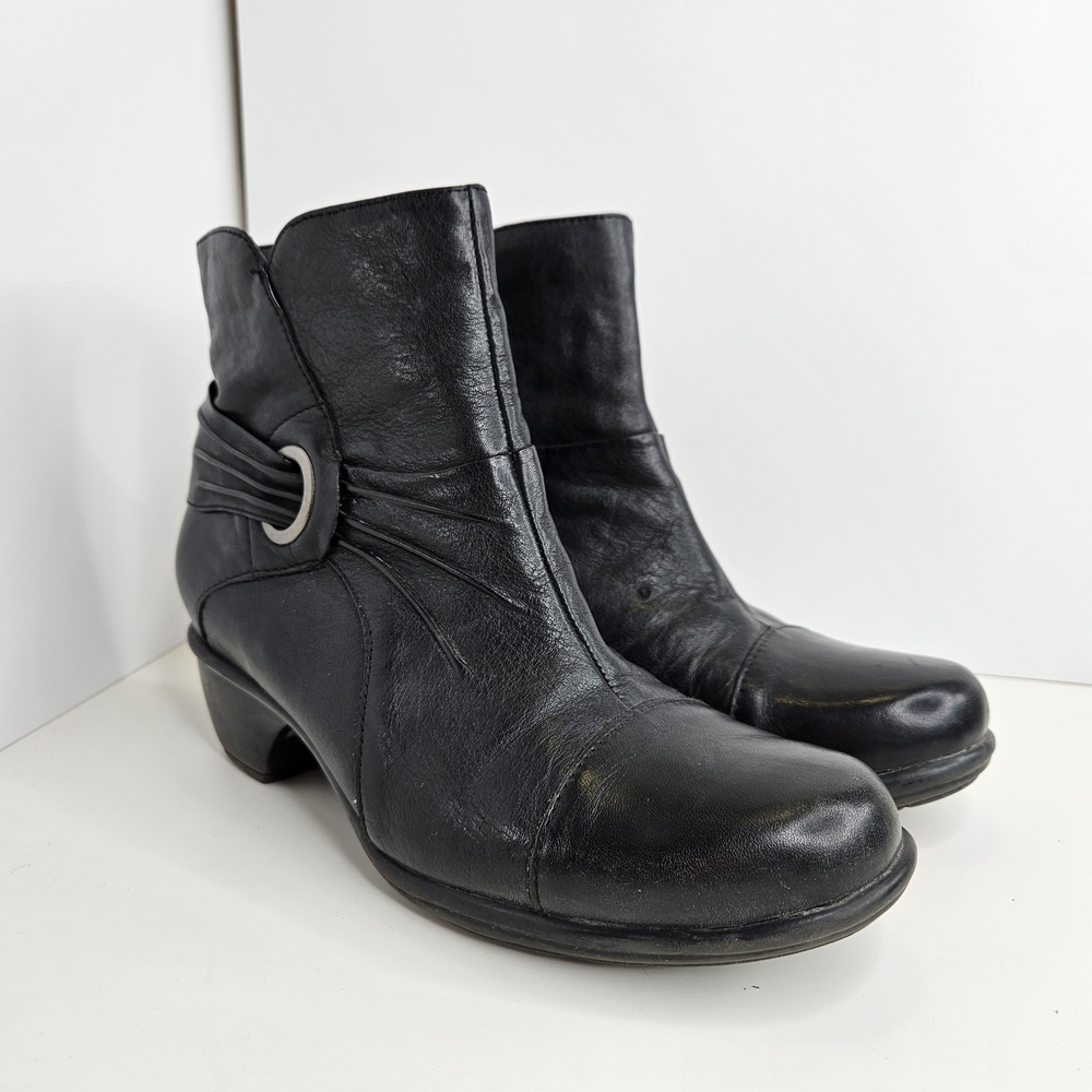 Clarks Women's Black Leather Ankle Boots Side Zip Pleated Accents Size 8